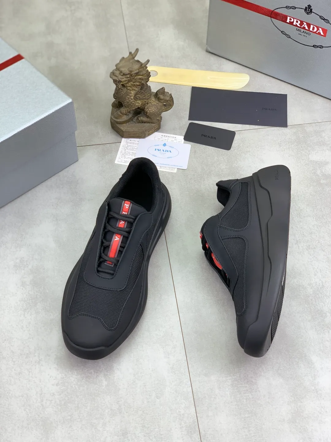 Men's shoes 💰P620 new (higher version) new PRADA (Prada) classic models are on the market at the same time, new men's shoes, 😘fabrics are selected from original imported calfskin. First layer of imported cowhide lining. The original version is awesome! 👍🏿Original open-molded non-slip PU outsole, with exquisite lines, simple and elegant, super comfortable and classy on foot, suitable for leisure travel. Code number: 38-45 (46 customized) 3️⃣ colors available